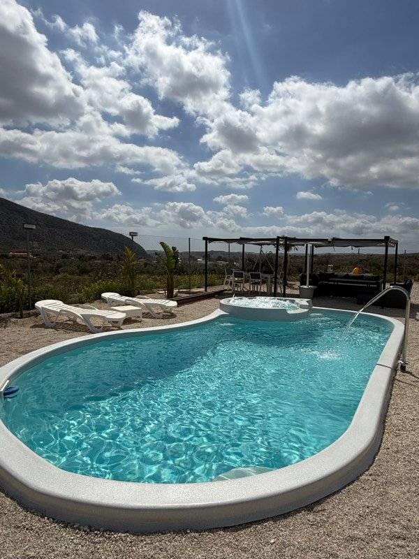 Jardín con piscina terminada